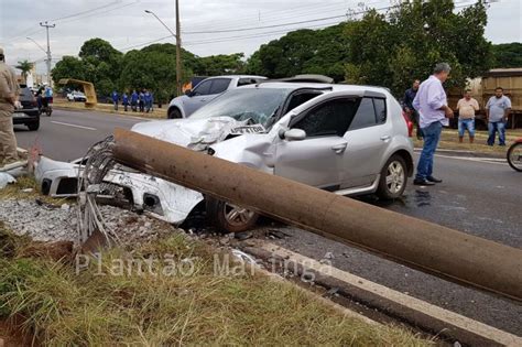 Mulher perde controle do veículo e derruba poste em Maringá Plantão