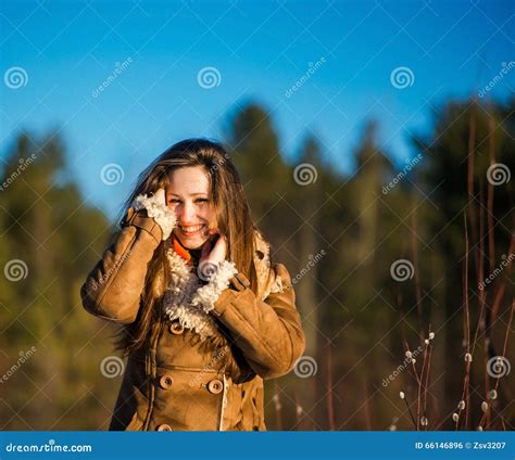 Jonge Blije Aardige Blonde Vrouw Geklede Schapehuidlaag En Sjaal Het Meisje Geniet Van Een Warme