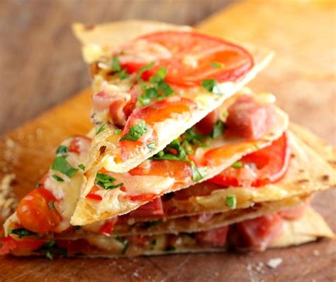 10 Minute Healthy Tortilla Pizza To Satisfy Your Cravings