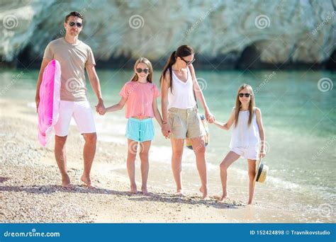 A Fam Lia Nova Em F Rias Tem Muito Divertimento Foto De Stock Imagem