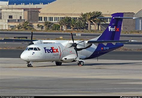 EC KAI FedEx Feeder ATR 42 300 F Photo by Alejandro Hernández León