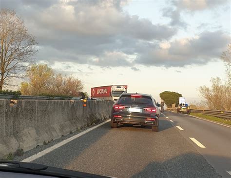 Incidente Tra Camion E Auto In Fi Pi Li Code Tra Empoli Ovest E Santa