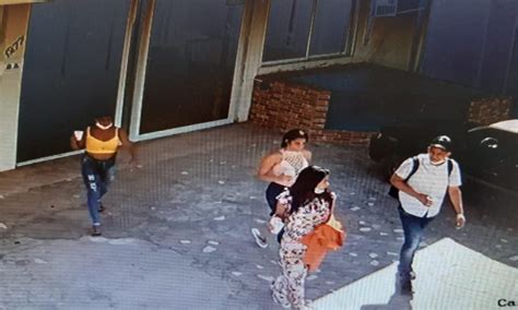 Câmera de segurança flagra mulher furtando celular dentro de loja do