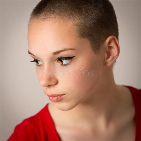 Adolescente Joven Hermoso Con La Cabeza Afeitada Foto De Archivo