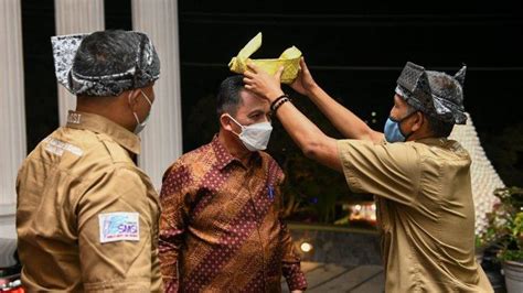 Gubernur Kepulauan Riau Ansar Ahmad Dianugerahi Sahabat Pers Indonesia