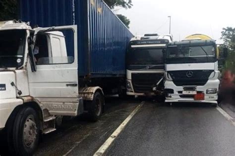 Engavetamento De Três Carretas Causa Paralisação E Congestionamento Na