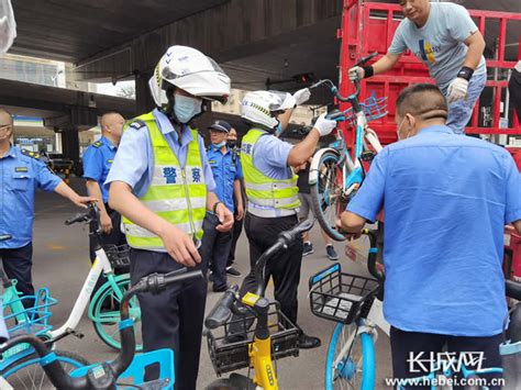 石家庄交警城管对非机动车乱停乱放进行联合整治 新交通频道 长城网