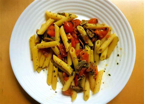 Pasta Con Funghi E Pomodorini Un Piatto Autunnale Burrofuso