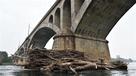 Tronchi Ammassati Al Ponte Della Ferrovia Cos Non Si Naviga La