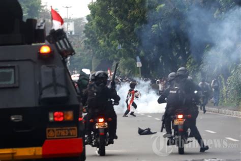 Demonstrasi Uu Cipta Kerja Berakhir Ricuh Foto 22 1861656