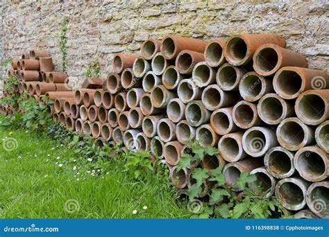 Pilha De Plantadores Do Tubo Da Terracota Para Jardinar Foto De Stock