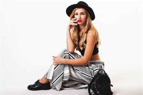 Femme Blonde Assise Sur Le Sol Photo Gratuite