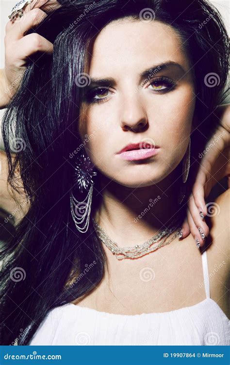 Aantrekkelijke Brunette Met Donker Lang Haar Stock Foto Image Of Elegant N