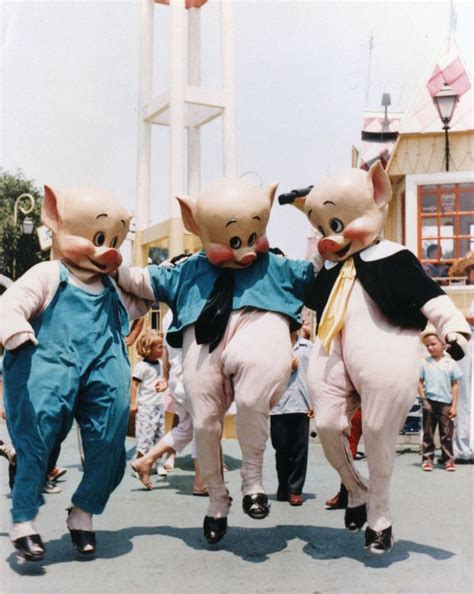 25 Vintage Color Photos Of Terrifying Disneyland Mascots From Between