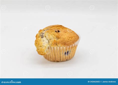 Muffin Aux Bleuets Rustique Fait Maison Avec Fond Blanc Photo Stock