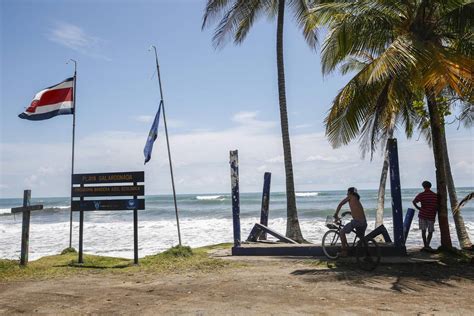 Hombre fallece ahogado en playa Esterillos La Nación