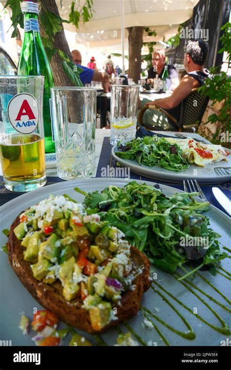 La comida se muestra en una mesa de café restaurante en el distrito de