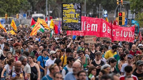 Miles De Personas Claman En Barcelona Contra La Masificaci N Tur Stica