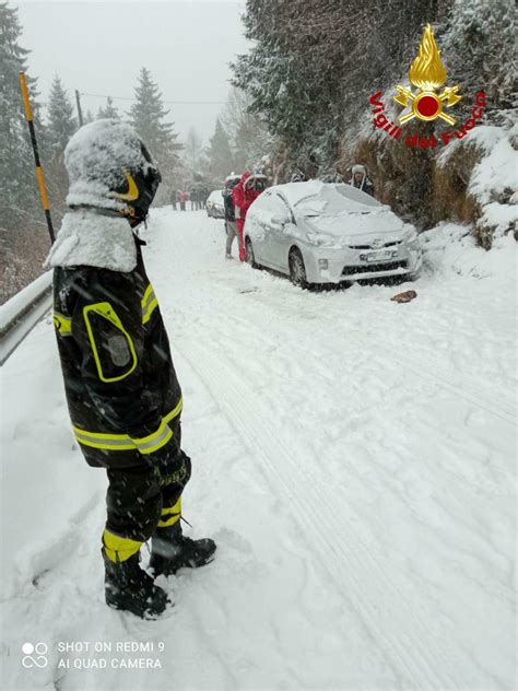 Auto Bloccate Dalla Neve Genitori E Bimbi Salvati Dai Vigili Del Fuoco