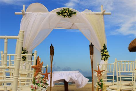 Montaje De Ceremonia Con Gazebo Decorado Con Toques Del Mar