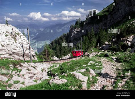 Un Teleférico Rojo Que Sube Por La Montaña Hacia Pilatus Kulm Kriens Lucerna Suiza Fotografía