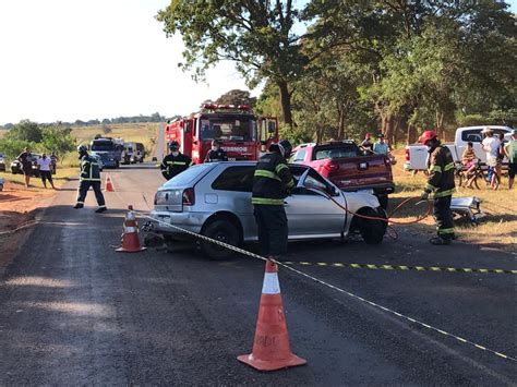 Bombeiros de São Paulo e equipes do SAMU do Paraná resgatam vítimas de