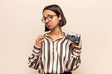 Mujer latina joven que parece arrogante exitosa positiva y orgullosa apuntando a sí misma