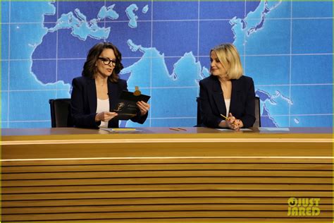 Amy Poehler And Tina Fey Throw Back To Their Snl Days While Presenting