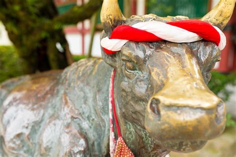 Premium Photo | Statue front of dazaifu tenmangu shrine