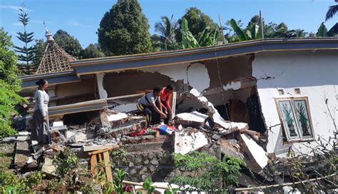 Begini Penampakan Masjid Yang Roboh Akibat Gempa Malang