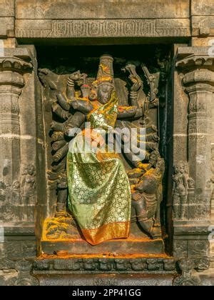 Une Statue Puissante De La D Esse Hindoue Durga Maa Avec Un Lion D Or