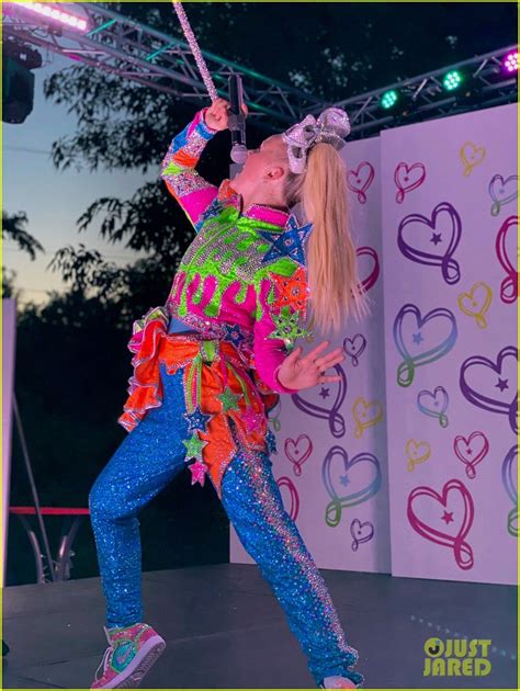 Jojo Siwa Performs Dream Mix On Backyard Stage Worldwide Live