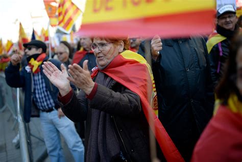 Miles De Personas Se Manifiestan En Barcelona En Defensa De La