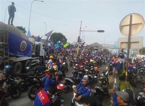 Tuntut Kenaikan Upah Massa Buruh Di Purwakarta Kembali Blokade Akses