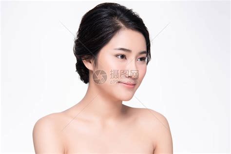 美丽的亚洲年轻女子笑容清新快乐开朗与世隔绝的白底美容概念高清图片下载 正版图片507480329 摄图网