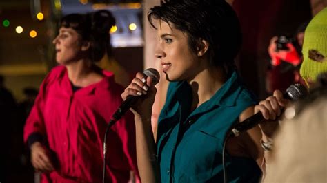 Dans leur nouvelle vidéo les Pussy Riot s attaquent au procureur de Russie accusé de corruption