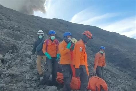 Update Pendaki Saat Gunung Marapi Sumatera Barat Erupsi Orang