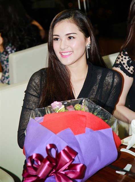 Chơi game được ăn tối với 4 hot girl Việt