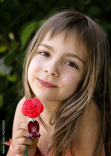 Jolie Fillette Et Sa Sucette Rose Photos Adobe Stock