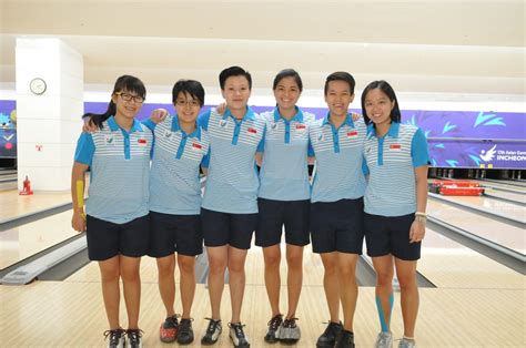 Singapore bowlers going through practice - Singapore Bowling Federation