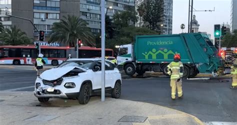 Impactante accidente en Providencia camioneta y camión de basura