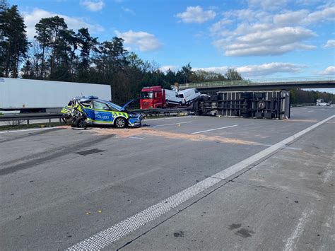 Mehrere Unfälle auf der Autobahn Kleintransporter kracht