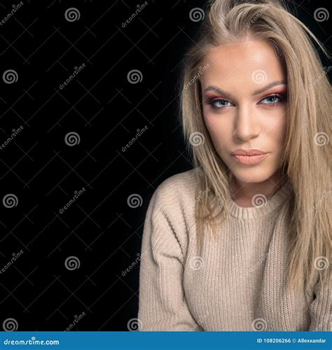 Belle Femme Blonde Sensuelle Belle Femme Aux Yeux Bleus Photo stock Image du soin beauté