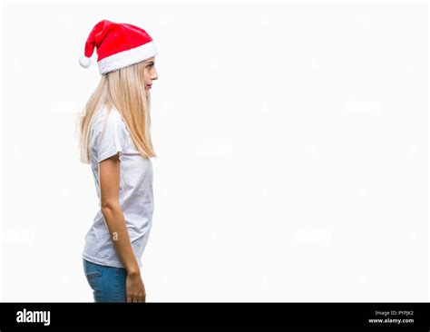 Junge hübsche blonde Frau Mütze über isolierte Hintergrund auf der Suche nach Side entspannen