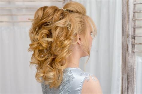 Femme Blonde Attirante Avec La Coiffure Magnifique Image Stock Image Du Verticale Blonde