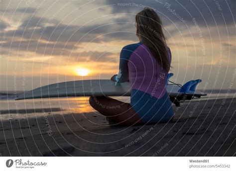 Indonesien Bali Junge Frau Mit Surfbrett Bei Sonnenuntergang Am