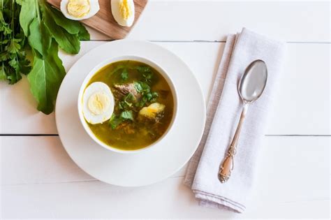 Vista De Cima De Uma Mesa De Madeira Branca Sopa De Azeda Primavera