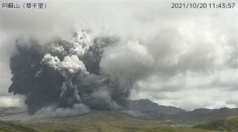 Volcano in southern Japan erupts with massive smoke column | CBC News