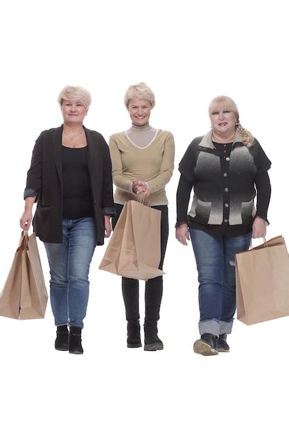 En Pleno Crecimiento Tres Mujeres Felices Con Bolsas De Compras Foto