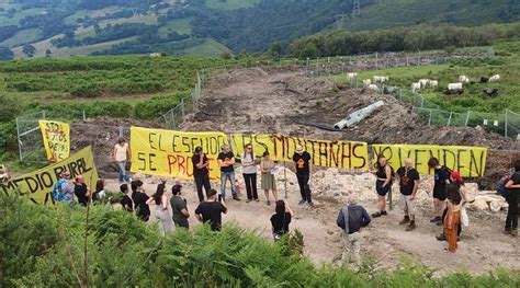 Un grupo de personas se moviliza contra los daños a las turberas en